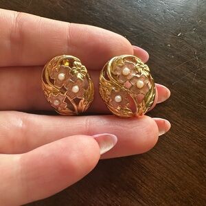 Vintage Avon Gold tone peach sparkle enamel Earrings with pearly center